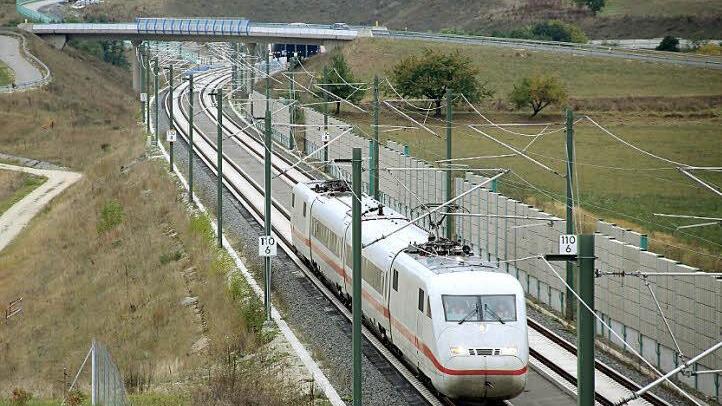 ICE-S zum ersten Mal auf der Neubaustrecke Ebensfeld-Erfurt, hier bei Rödental. Foto: Hannes Frank/DB AG