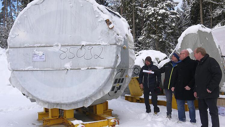Mannshohes Metallteil: die Nabe einer Windenergieanlage. Foto: Berthold Köhler