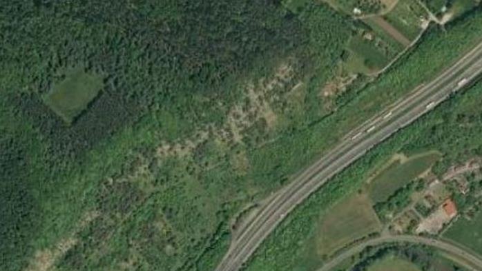 Die untersuchte, Freifläche auf dem Schanzhügel  ist gut zu erkennen. Foto: Geobasisdaten/Bayerische Vermessungsverwaltung