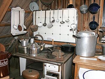 Eine alte Küche ist in der Museumsscheune in Katzenbach unter anderem zu sehen. Foto: Gabriele Sell