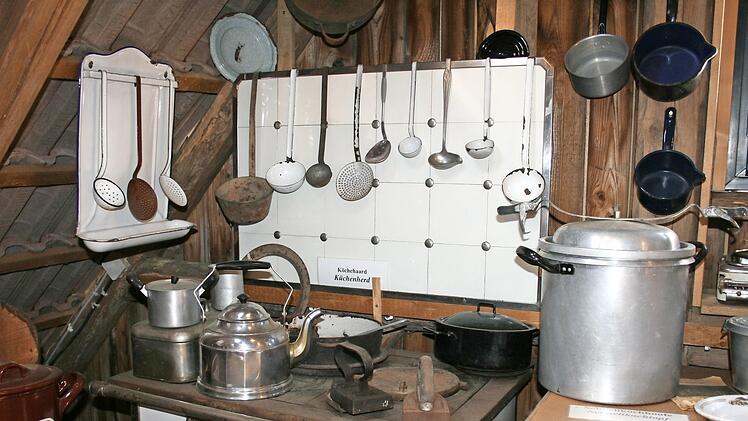 Eine alte Küche ist in der Museumsscheune in Katzenbach unter anderem zu sehen. Foto: Gabriele Sell