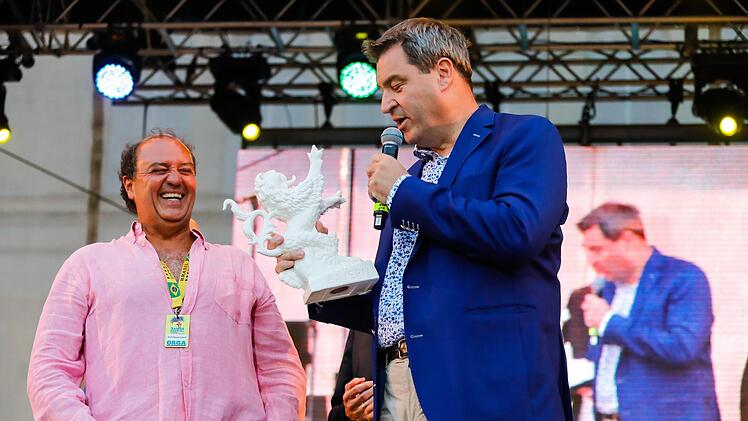 Ministerpräsident Markus Söder (rechts) nutzte die Eröffnung, um Sambaco-Chef Rolf Beyersdorf den Preis zu überreichen.Matthias Hoch