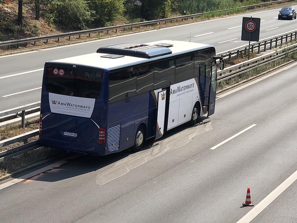 A73 in Nürnberg: Geisterfahrer stößt frontal mit Reisebus zusammen