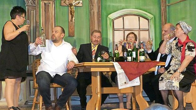 Hoch die Tassen, wir sind keine Kinder von Traurigkeit ... Und ein Prosit kann nicht schaden! Im Bild (von links) Luise Wackernagel (Tanja Sesselmann), Eduard Haflinger (Christian K&ouml;stner), Willi Wildmoser (Siegfried Unkauf), Mathilde Sanft (Elke Gareis), Johannes Heister (Siegfried Sichenender) und Mary Dimpel (Manuela Lindner).  Foto: Klaus-Peter Wulf