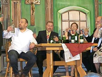 Hoch die Tassen, wir sind keine Kinder von Traurigkeit ... Und ein Prosit kann nicht schaden! Im Bild (von links) Luise Wackernagel (Tanja Sesselmann), Eduard Haflinger (Christian Köstner), Willi Wildmoser (Siegfried Unkauf), Mathilde Sanft (Elke Gareis), Johannes Heister (Siegfried Sichenender) und Mary Dimpel (Manuela Lindner).  Foto: Klaus-Peter Wulf