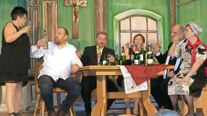 Hoch die Tassen, wir sind keine Kinder von Traurigkeit ... Und ein Prosit kann nicht schaden! Im Bild (von links) Luise Wackernagel (Tanja Sesselmann), Eduard Haflinger (Christian Köstner), Willi Wildmoser (Siegfried Unkauf), Mathilde Sanft (Elke Gareis), Johannes Heister (Siegfried Sichenender) und Mary Dimpel (Manuela Lindner).  Foto: Klaus-Peter Wulf