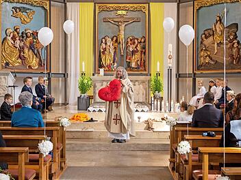 Aufmerksam verfolgen die Erstkommunikanten in der St.-Bartholomäus-Kirche die Worte der Predigt von Pater Helmut Haagen über Möglichkeiten der Schatzsuche und verschiedene Schätze. Foto: K.-H. Hofmann