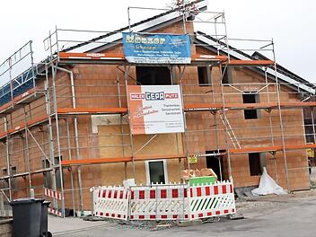 Von beachtlicher Gr&ouml;&szlig;e ist schon der Rohbau des neuen Feuerwehrhauses in Woffendorf.