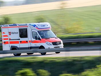 Unterschwaningen: Unfall mit fünf Verletzten - Mann (64) übersieht Auto