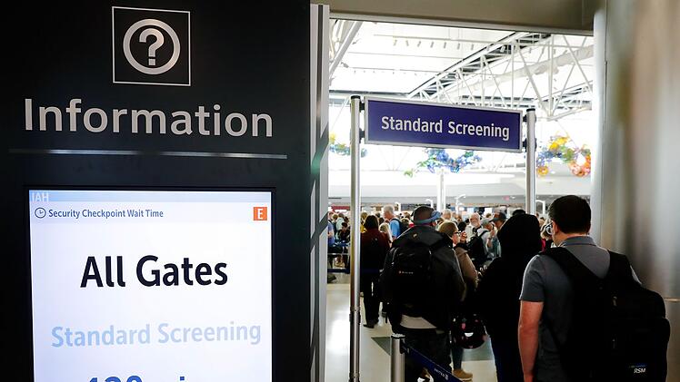 Lange Warteschlangen auf Flughafen in Houston