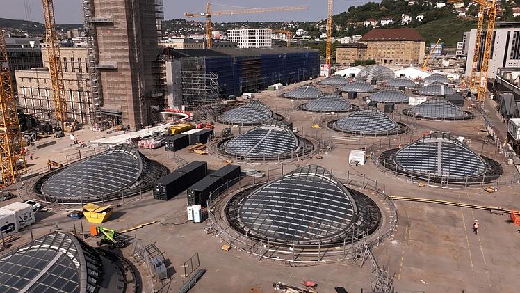 Der Stuttgarter Bahnhof soll durch die "Tieferlegung" vom Kopf- zum Durchgangsbahnhof werden. Das Gel&auml;nde des alten oberirdischen B ahnhofs zum Wohn- und Gewerbegebiet mit Park umgestaltet werden.