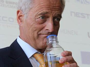 Bundesverkehrsminister Peter Ramsauer, gelernter Müller, unterzog den Diesel R33 einer sensorischen Prüfung: Er schnüffelte daran.