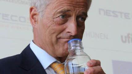 Bundesverkehrsminister Peter Ramsauer, gelernter Müller, unterzog den Diesel R33 einer sensorischen Prüfung: Er schnüffelte daran.