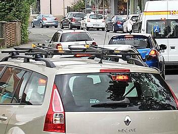 Wenn die Rechtsabbieger-Ampel an der Spitalbrücke "Grün" zeigt, staut sich der Verkehr in der Rodacher Straße schnell auf. Fotos: Marco Meißner