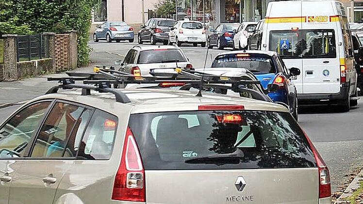 Wenn die Rechtsabbieger-Ampel an der Spitalbrücke "Grün" zeigt, staut sich der Verkehr in der Rodacher Straße schnell auf. Fotos: Marco Meißner