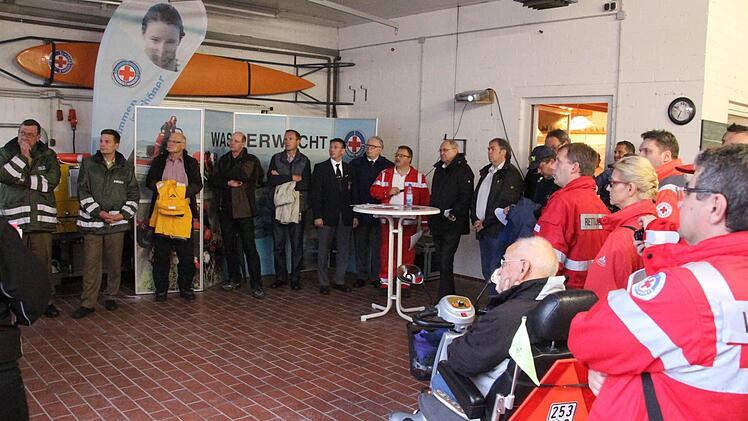 Die Helfer werden vor der Übung eingewiesen. Foto: Helmut Will