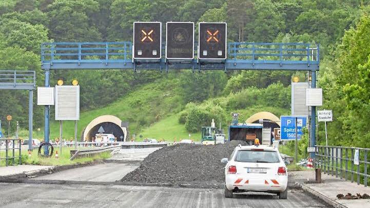 Lange Zeit ein gewohntes Bild: Die Brückenbaustelle vor dem Tunnel Schwarzer Berg. Foto: Hendrik Steffens