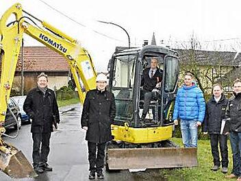 Am Donnerstag erfolgte der Spatenstich für den Ausbau der Ortsdurchfahrt von Dürrenried, wobei Landrat Wilhelm Schneider den Bagger fuhr. Mit von der Partie sind von links: Alfons Schanz, Bürgermeister Wolfram Thein, Jörg Dietrich von der Rennsteig GmbH, Peter Ruck, Hubert Schramm von der Tiefbauverwaltung und Rainer Reum von der Rennsteig GmbH.  Foto: Gerhard Schmidt