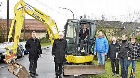 Am Donnerstag erfolgte der Spatenstich für den Ausbau der Ortsdurchfahrt von Dürrenried, wobei Landrat Wilhelm Schneider den Bagger fuhr. Mit von der Partie sind von links: Alfons Schanz, Bürgermeister Wolfram Thein, Jörg Dietrich von der Rennsteig GmbH, Peter Ruck, Hubert Schramm von der Tiefbauverwaltung und Rainer Reum von der Rennsteig GmbH.  Foto: Gerhard Schmidt