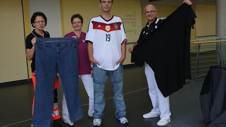 Adipositas wird im Team besiegt: Oberärztin Dewald, Ernährungsberaterin Lamprecht und Chirurg Sturm (von links) zeigen die Kleider, von denen sie Tim Lunz befreit haben. Foto; Barbara Herbst