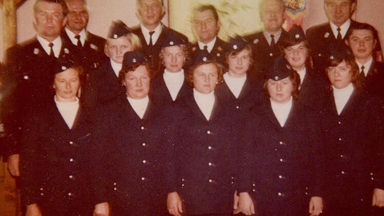 Diese neun Frauen haben die Damengruppe der Freiwilligen Feuerwehr Wollbach gegründet: Ida Schmitt (von links), Sonja Schmitt, Elfriede Kirchner, Hedwig Hanft, Hiltrud Metz, Sigrid Schmitt (Brehm), Beta May (Schneider), Monika Scheuplein und Marlene Wehner. Links im Bild ist der damalige Kommandant Helmut Metz zu sehen.  Foto: Sonja Schmitt