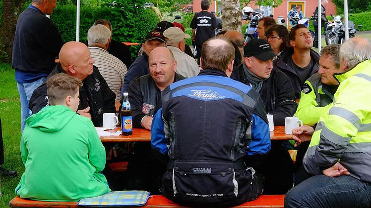 Nach dem Gottesdienst war noch Zeit zum Beisammensitzen. Foto: Gerd Schaar