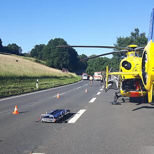 Motorrad kollidiert mit Traktor - Biker schwerst verletzt