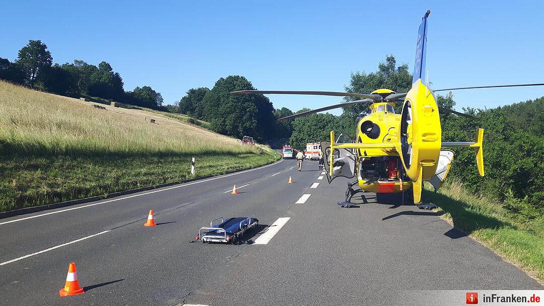 Motorrad kollidiert mit Traktor - Biker schwerst verletzt
