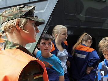 Die Jugendlichen hatten etliche Fragen an die Soldaten und Soldatinnen. Besonders die Jungs waren an dem Beruf interessiert. Fotos: Lisa Kieslinger