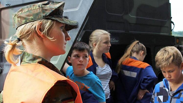 Die Jugendlichen hatten etliche Fragen an die Soldaten und Soldatinnen. Besonders die Jungs waren an dem Beruf interessiert. Fotos: Lisa Kieslinger