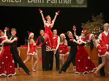 Die Tanzschule Gehde lieferte beim Bürger- und Polizeiball eine weihnachtlich inspirierte Show. Foto: Michael Stelzner