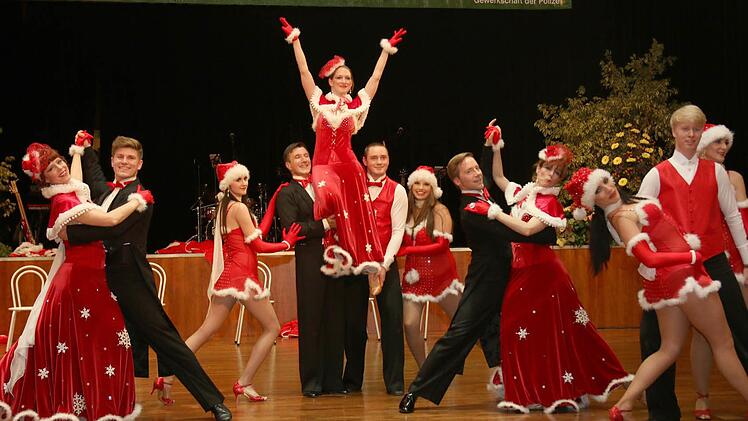 Die Tanzschule Gehde lieferte beim Bürger- und Polizeiball eine weihnachtlich inspirierte Show. Foto: Michael Stelzner