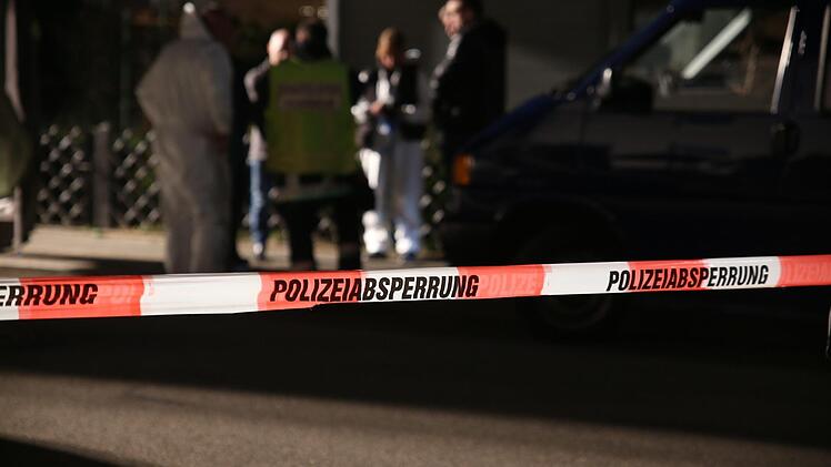 Zwei 34-jährige Männer sind am Donnerstag in Streit geraten. In der  Folge hat der eine den anderen mit einem Messer niedergestochen.  Wie die Polizei jetzt mitteilte, hat der Täter sein Opfer schon zwei Tage vorher bedroht - per SMS. Foto: NEWS5 / Fechner