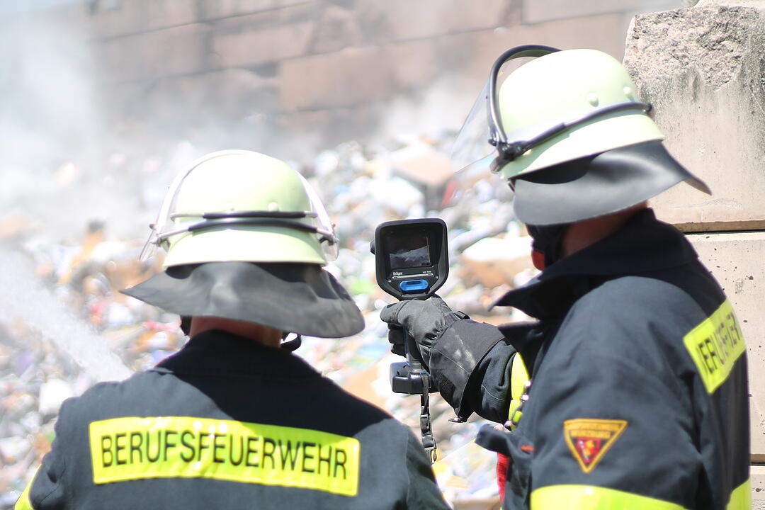 Brand in Würzburger Recycling-Hof: 40 Tonnen Müll in Flammen