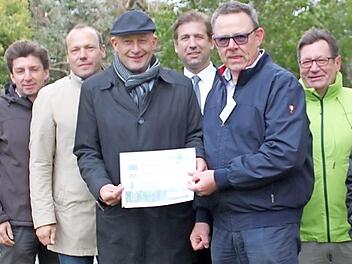 Claus Schwarzmann erhält den Förderbescheid von Klaus Schiffer-Weigand. Foto: Carmen Schwind