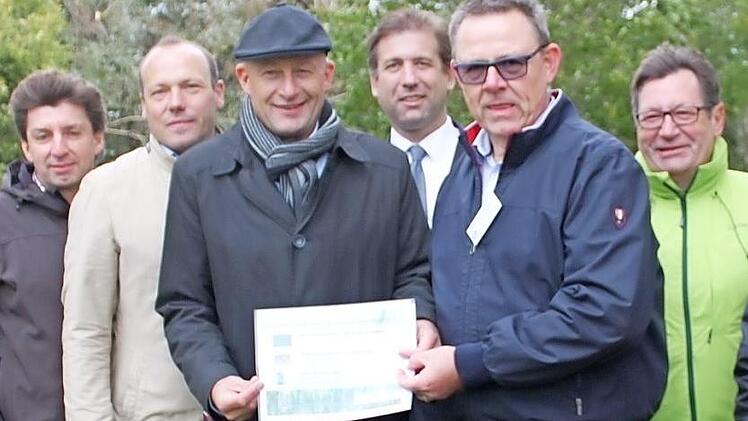 Claus Schwarzmann erhält den Förderbescheid von Klaus Schiffer-Weigand. Foto: Carmen Schwind