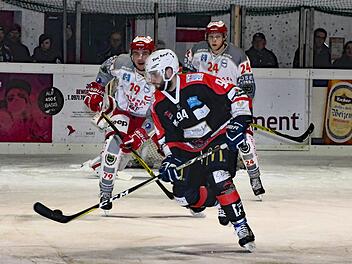 Konnte in seinem erst zweiten Spiel im Wölfe-Trikot schon deutlich mehr Akzente setzen: Stürmer Igor Filobok (vorne).Hopf