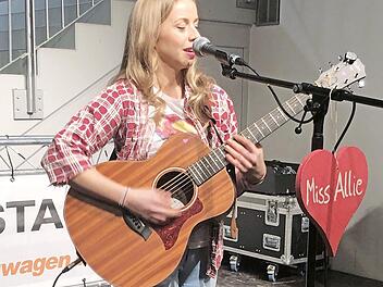 "Miss Allie" bei ihrem Auftritt in der Arena  Foto: Ralf Kestel
