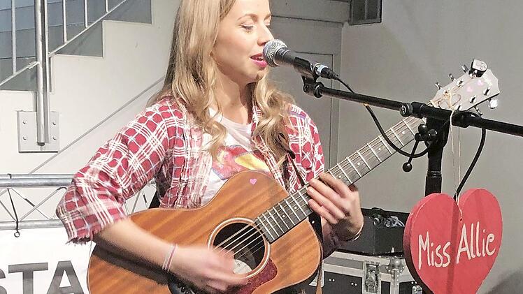 "Miss Allie" bei ihrem Auftritt in der Arena  Foto: Ralf Kestel