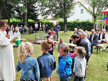 Mit einem Familiengottesdienst, zelebriert von der Gottesdienstbeauftragten Birgit Albert, wurde der Spielplatz in der Bayernstraße offiziell eingeweiht.  Fotos: Sigismund von Dobschütz
