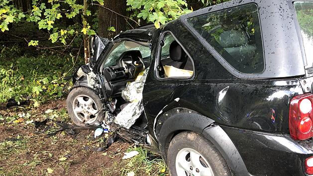 Frontal an einen Baum prallte das Auto einer 59-J&auml;hrigen bei Oberwildflecken.  Foto: KBM Alexander Marx