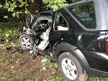 Frontal an einen Baum prallte das Auto einer 59-J&auml;hrigen bei Oberwildflecken.  Foto: KBM Alexander Marx