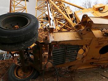 Der Kran fing wohl aufgrund eines technischen Defekts Feuer und stürzte auf das Haus. Symbolfoto: Josef Hofbauer