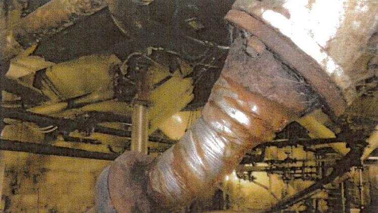 Mit Klebeband reparierte und teils stark verunreinigte/korrodierte Rohrleitung Quelle: Foodwatch