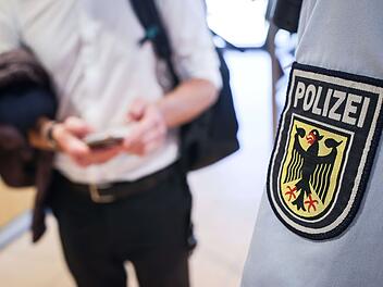 Finder gibt Ringe im Wert von 31.000 Euro bei Polizei ab. Finder gibt Ringe im Wert von 31.000 Euro bei Polizei ab.