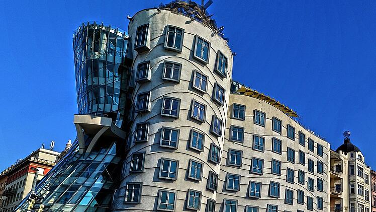 Das tanzende Haus am Ufer der Moldau wird auch "Ginger und Fred" genannt.