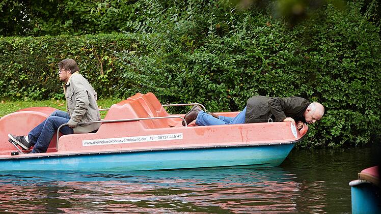 Nicht nass werden: Alfred (Joachim Kr&oacute;l, rechts) geht  mit Ulf (Simon Rupp) auf Bootstour und schlie&szlig;lich baden.