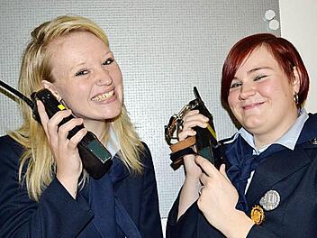 Die beiden 23-jährigen Feuerwehrfrauen Saskia Rädlein und Katharina Seifert waren stolz, ihre Zeugnisse als Sprechfunkerinnen entgegen nehmen zu dürfen.   Foto: Gabi Bertram