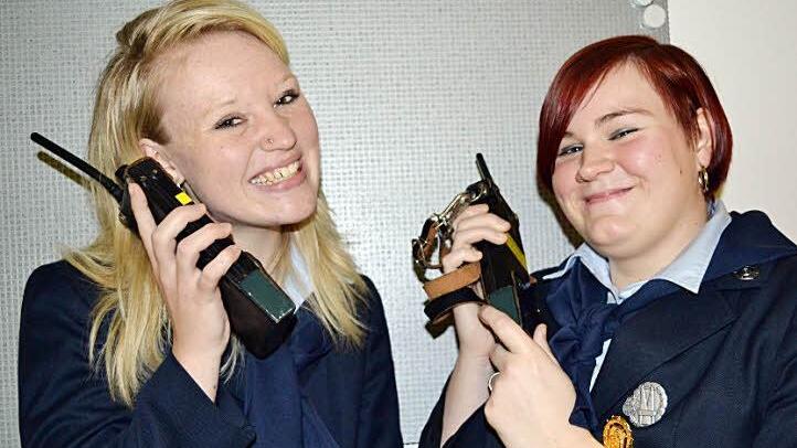 Die beiden 23-jährigen Feuerwehrfrauen Saskia Rädlein und Katharina Seifert waren stolz, ihre Zeugnisse als Sprechfunkerinnen entgegen nehmen zu dürfen.   Foto: Gabi Bertram