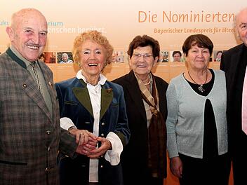 Alle fünf Nominierten aus dem Landkreis ERH vor der Siegerehrung (v.l.):  Hans Gaschbauer, Gertraud Stief, Gertraud Fröhlich sowie das  Ehepaar Emilie und Manfred Meier.  Emilie Meier gewann  schließlich einen von 14  Landespreisen.  Foto: Johanna Blum